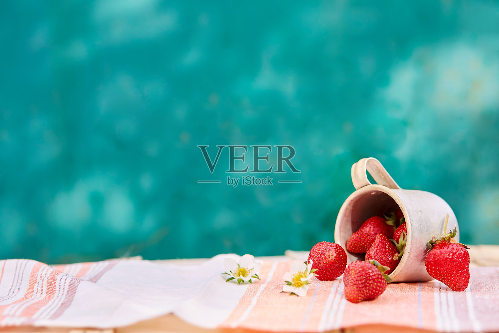 草莓在金属铝旅行杯,绿色背景。农舍式的美学理念,新潮的阴影背景。本空间照片摄影图片