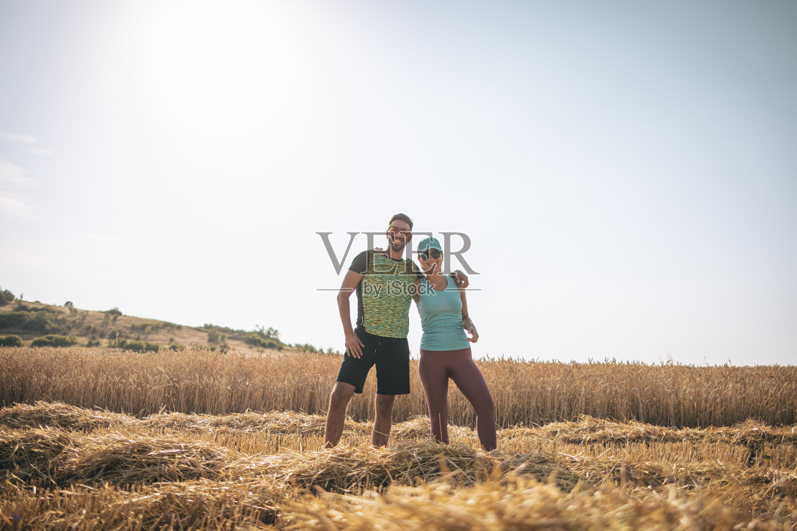 大自然中的运动情侣照片摄影图片