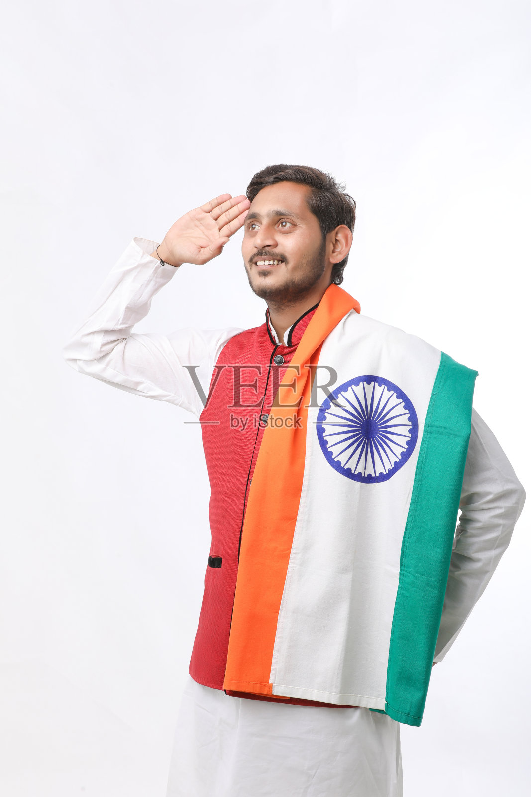 年轻的印度男子,白底印着印度国旗。照片摄影图片