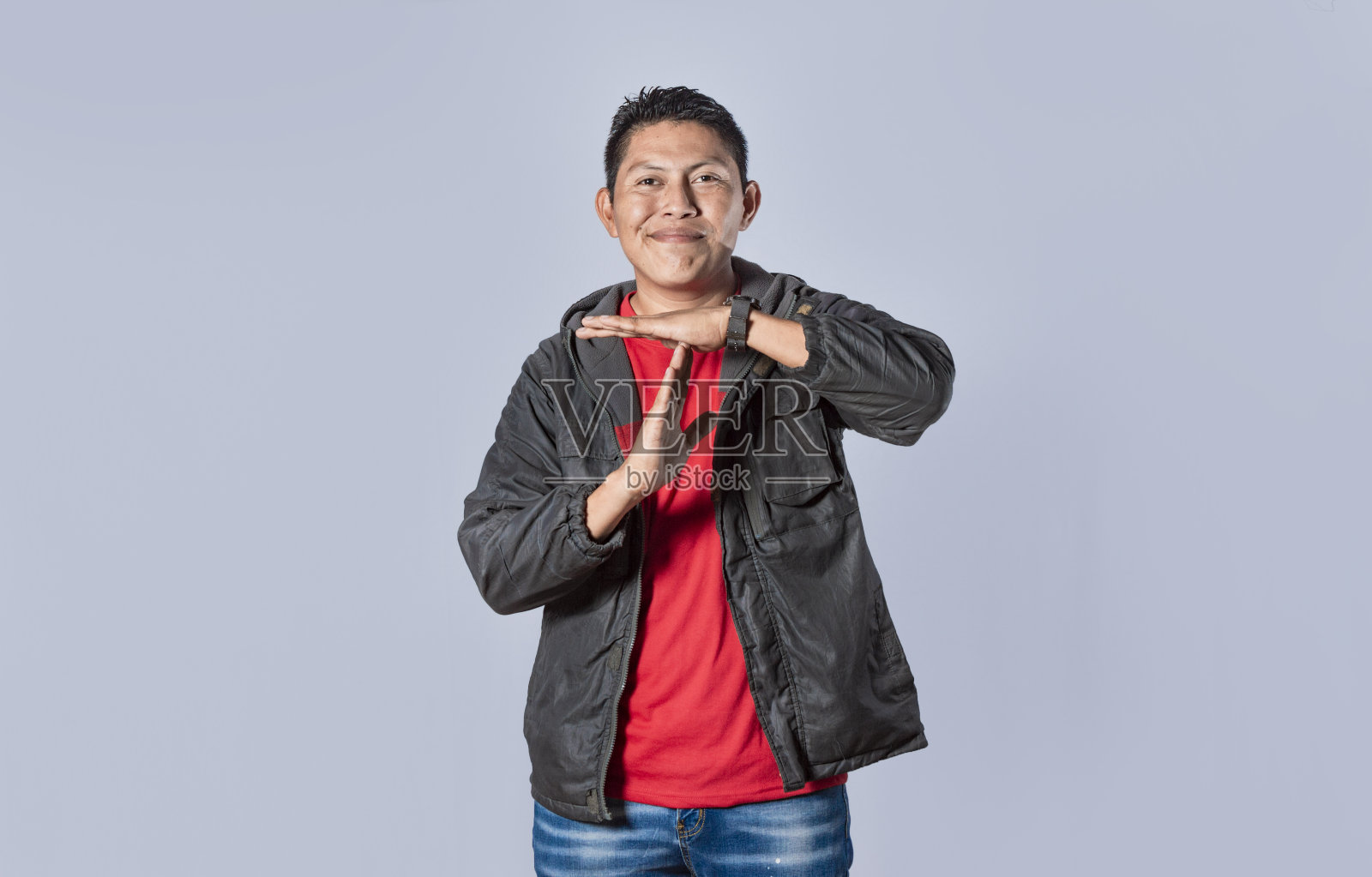 男人做暂停的手势,拉丁人做暂停的手势照片摄影图片