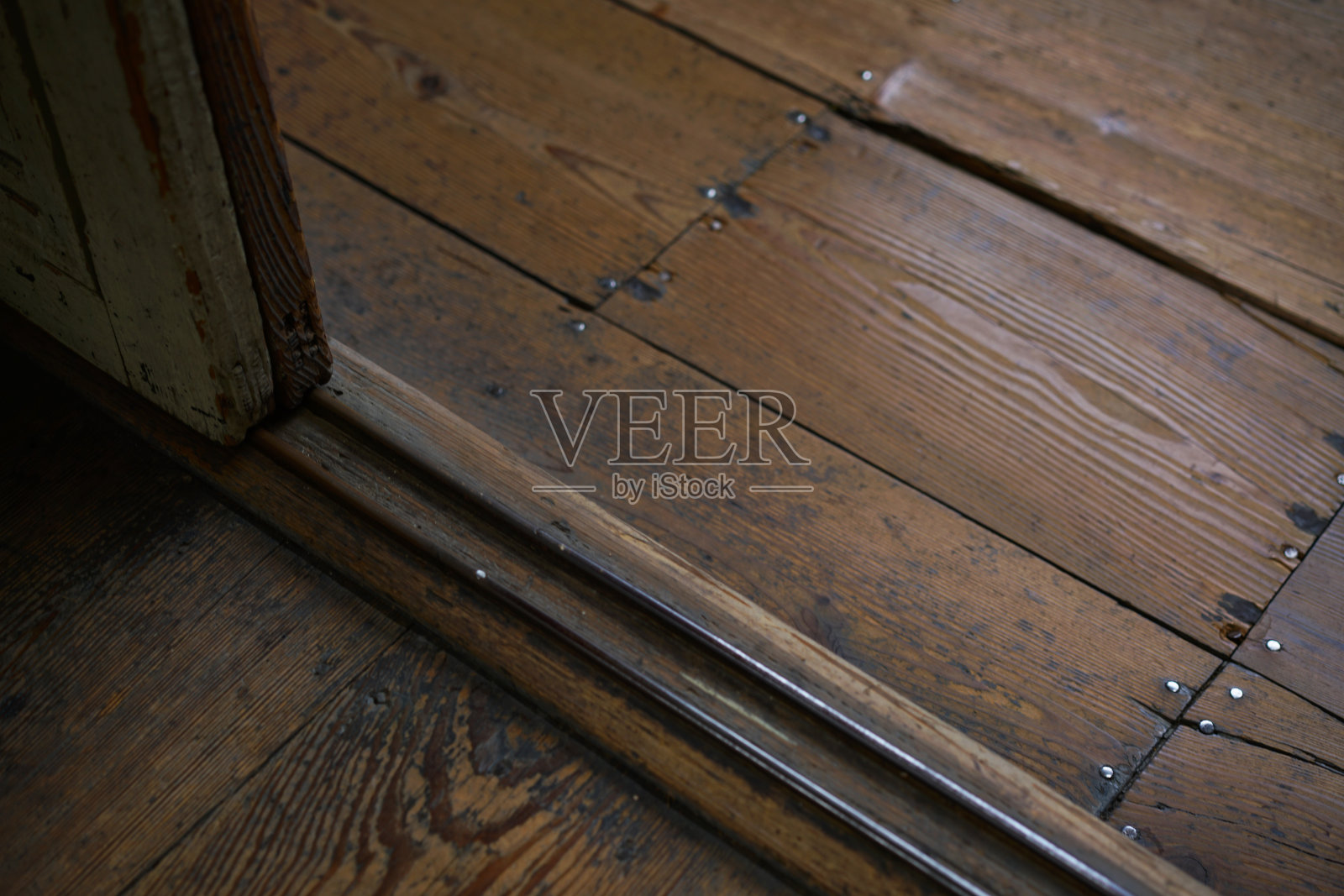 旧小学教室的地板和门框照片摄影图片