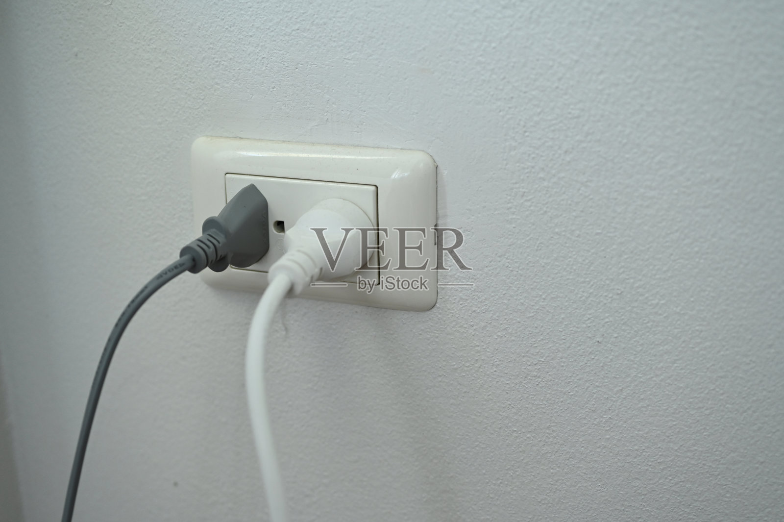 请把房间里的插座插上照片摄影图片