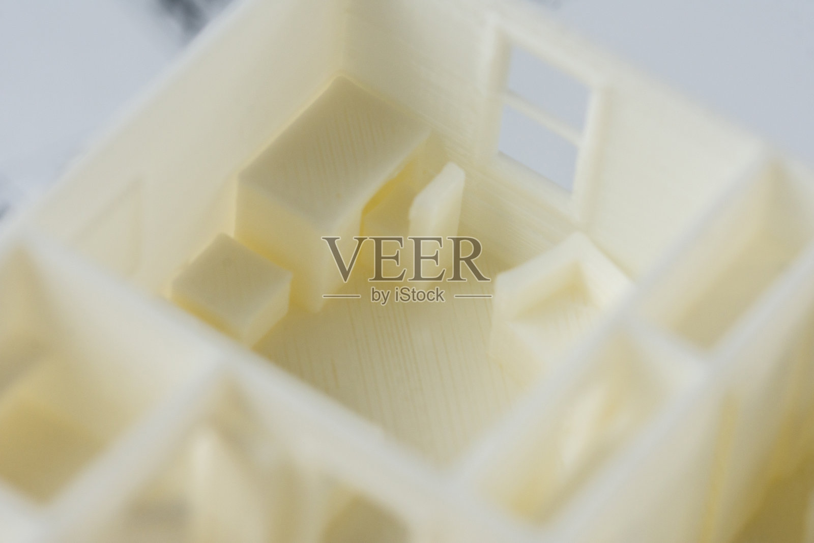 通过FDM技术,在3D打印机上打印出房屋内部、家具和大餐桌的建筑3D模型的宏观细节。照片摄影图片