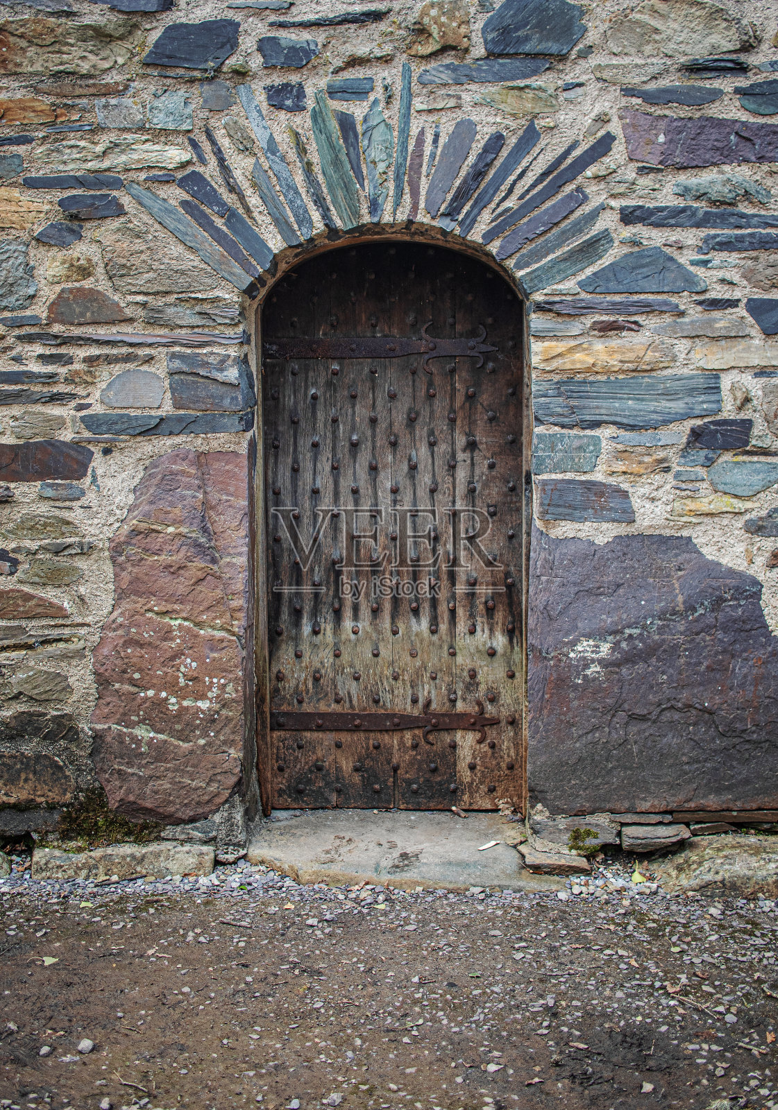古老的中世纪门廊被古老的石板石包围照片摄影图片