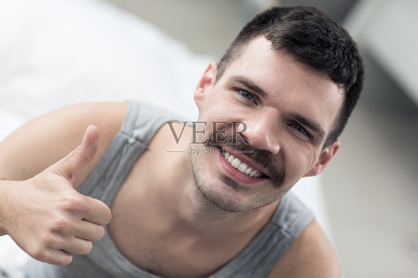 复古风格男人点赞照片摄影图片