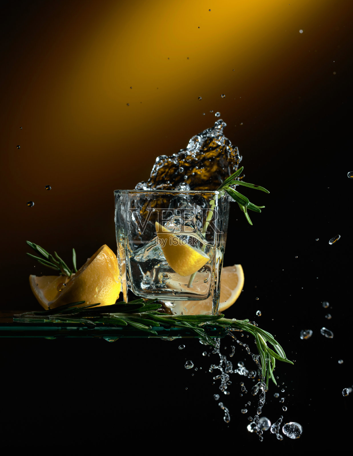 金汤力鸡尾酒配柠檬和迷迭香。照片摄影图片