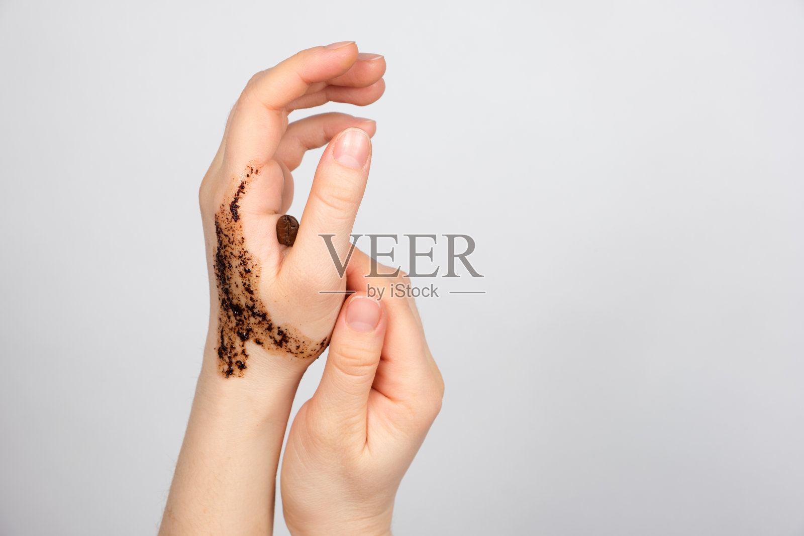 咖啡磨砂用于女性手部,身体和手部的皮肤护理,磨砂和起球,适合文字的地方照片摄影图片