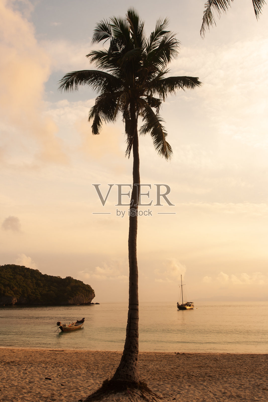 夏日黄昏的热带海滩。照片摄影图片