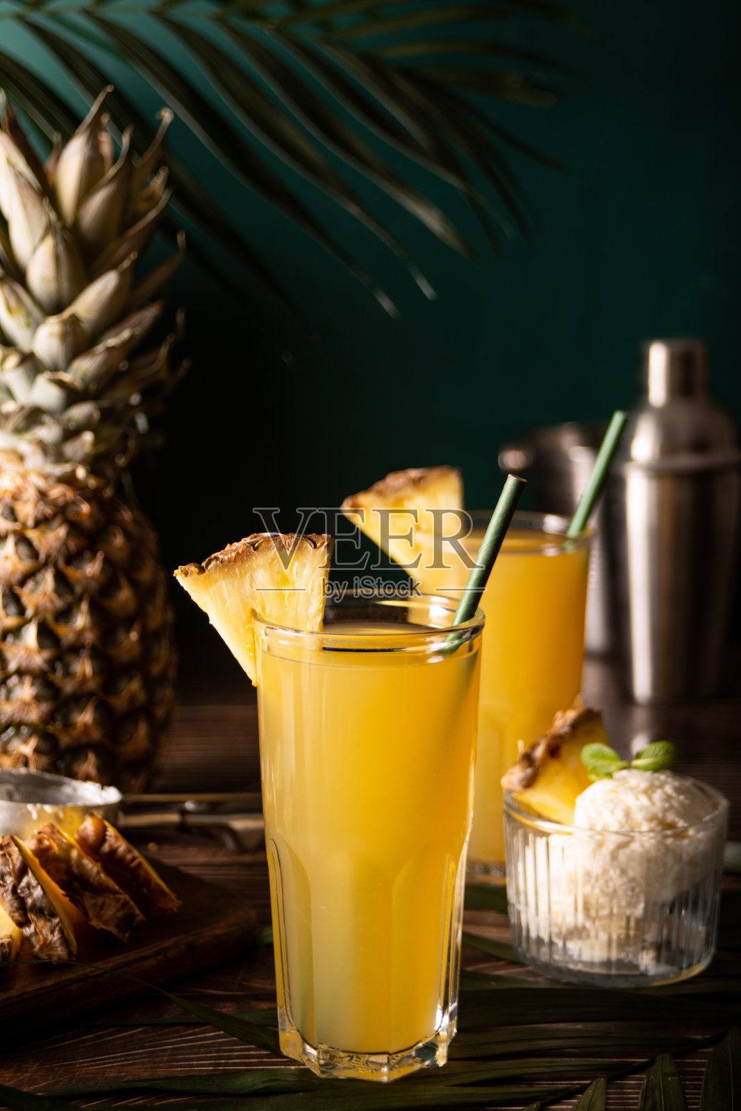 夏日清凉的热带饮品果汁或鸡尾酒配菠萝汁和龙舌兰酒。照片摄影图片