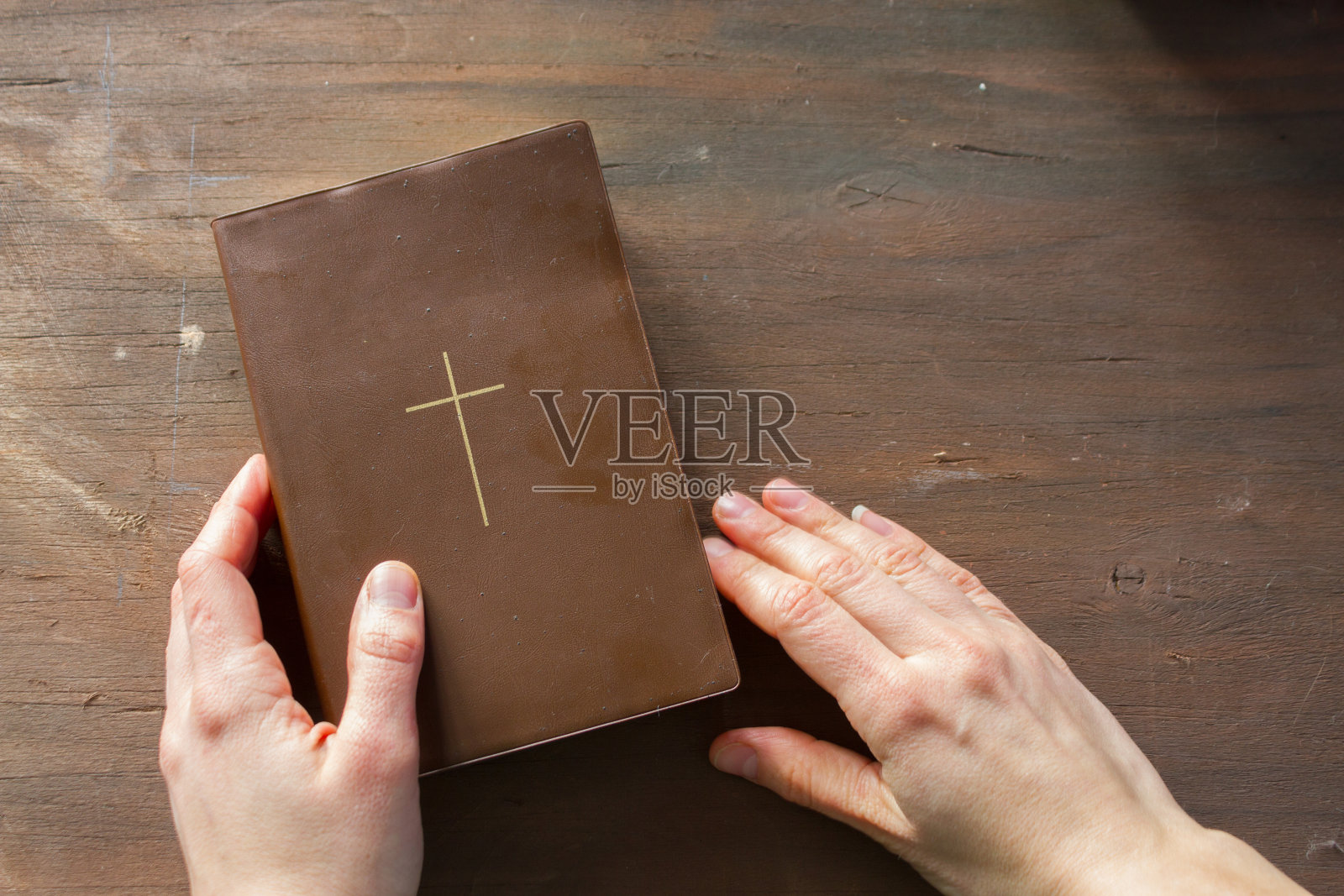 木制背景的圣经照片摄影图片