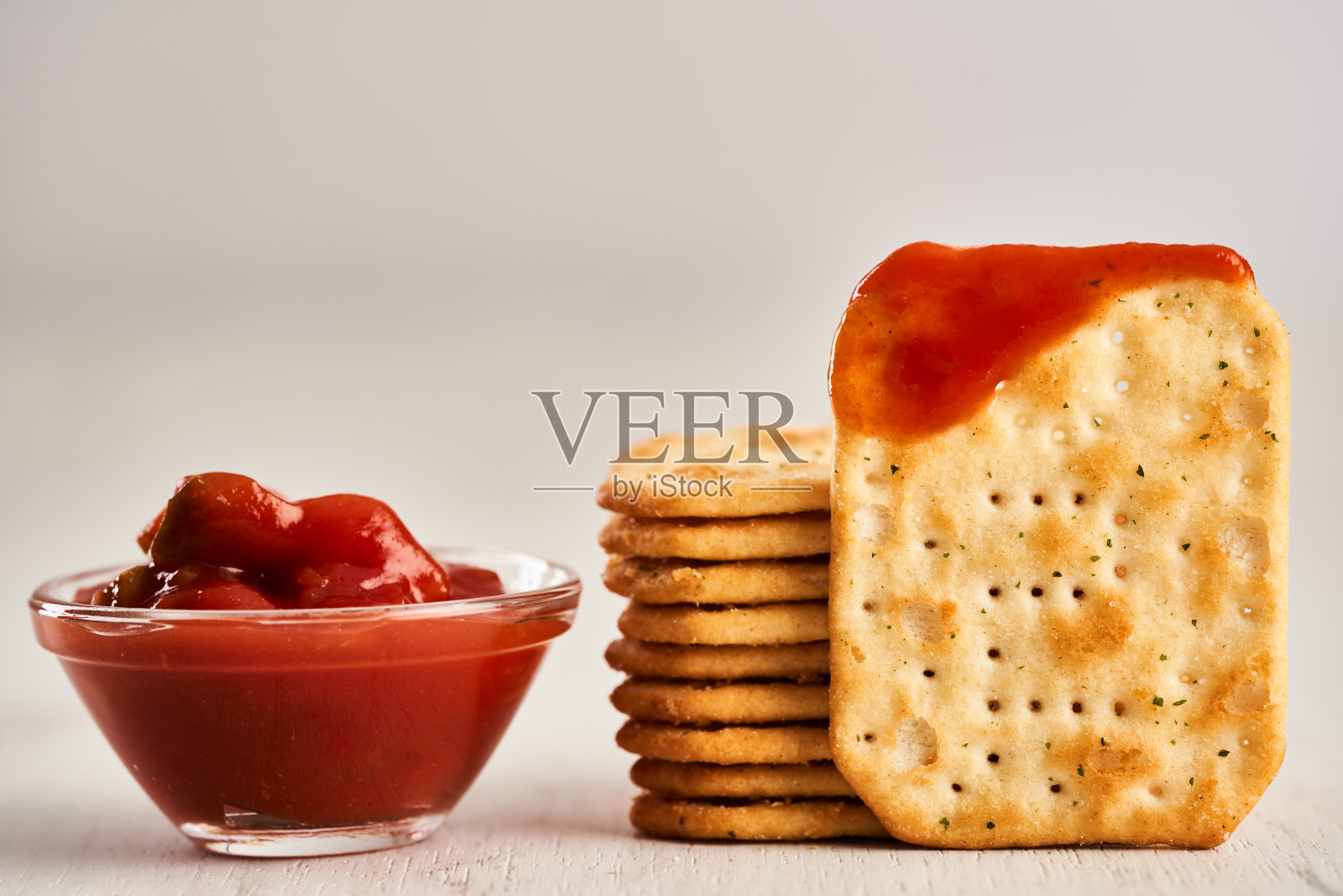 咸饼干和莎莎酱照片摄影图片
