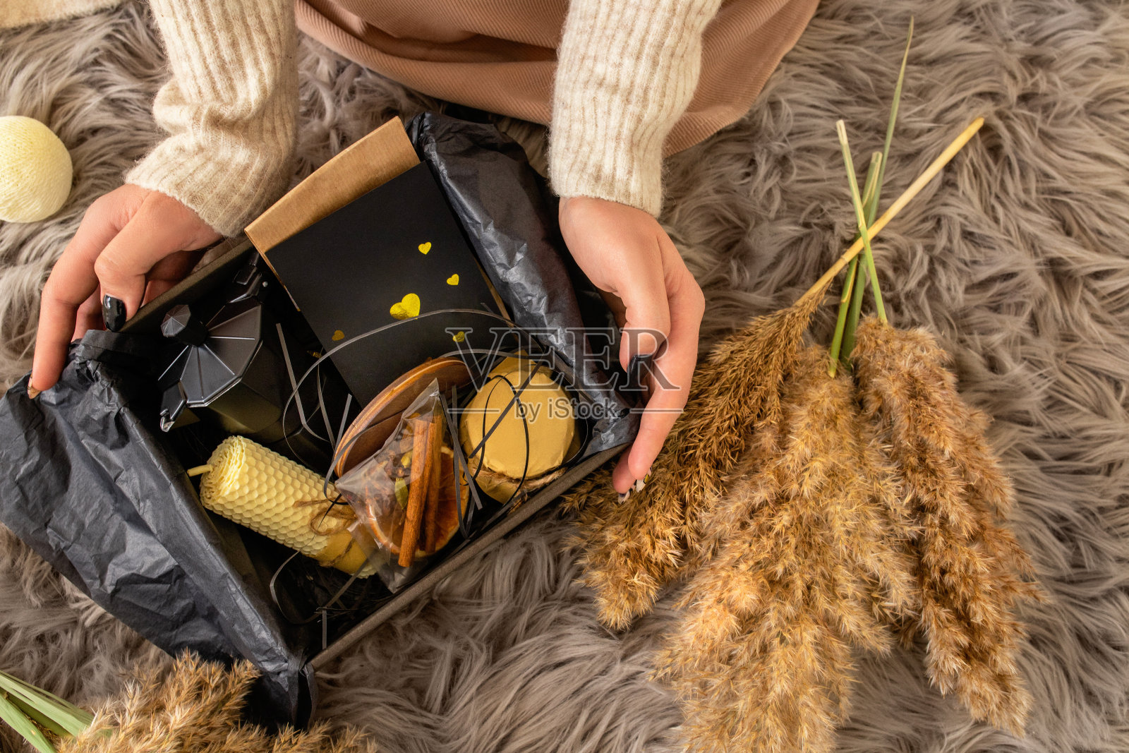 男士度假礼盒套装。男士的礼物是黑色的,有咖啡壶,蜡烛,热红酒,蜂蜜和卡片照片摄影图片