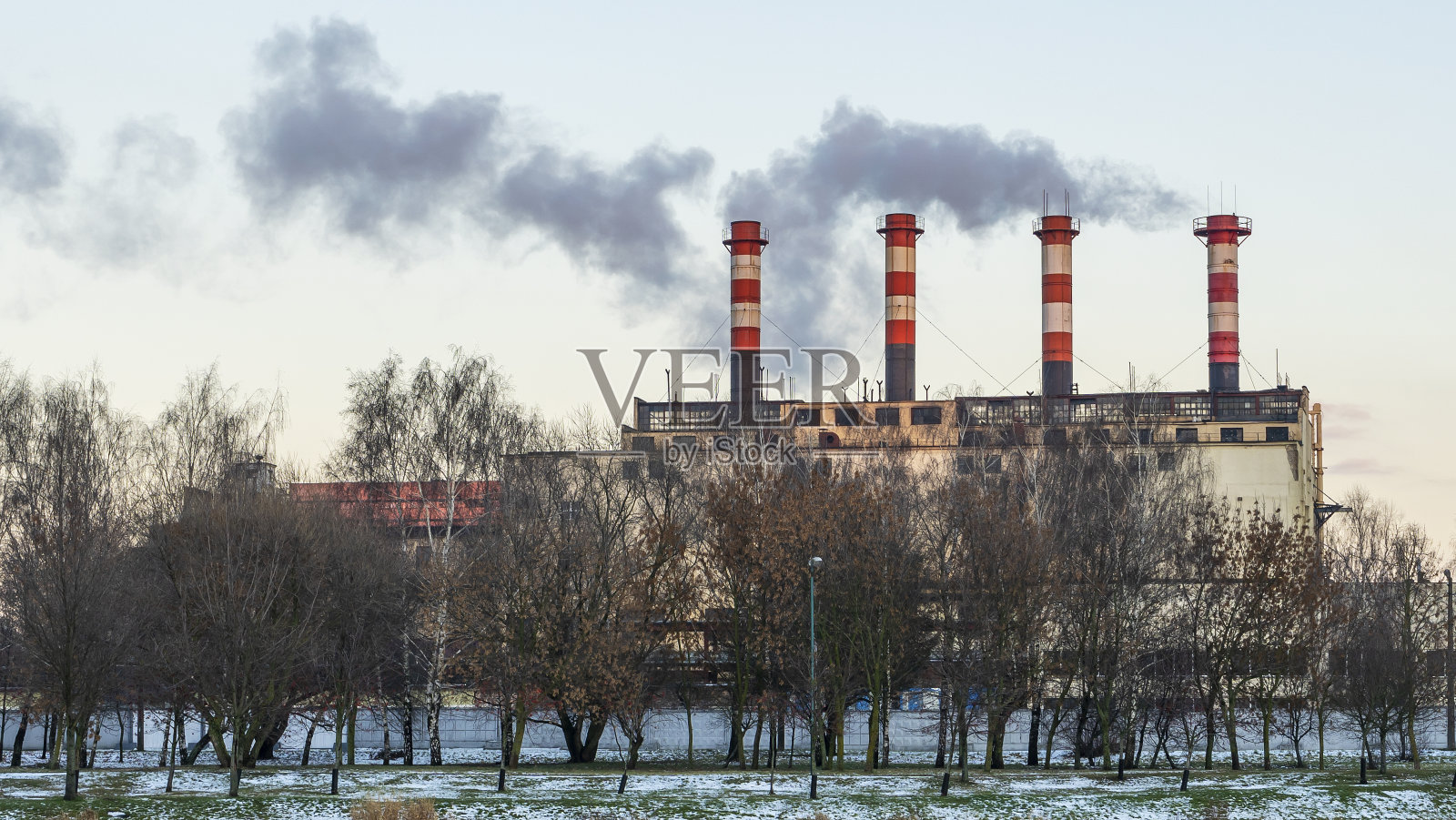 冬季带水库的电站。美丽的海边冬日夕阳和冒烟的工厂烟囱。照片摄影图片