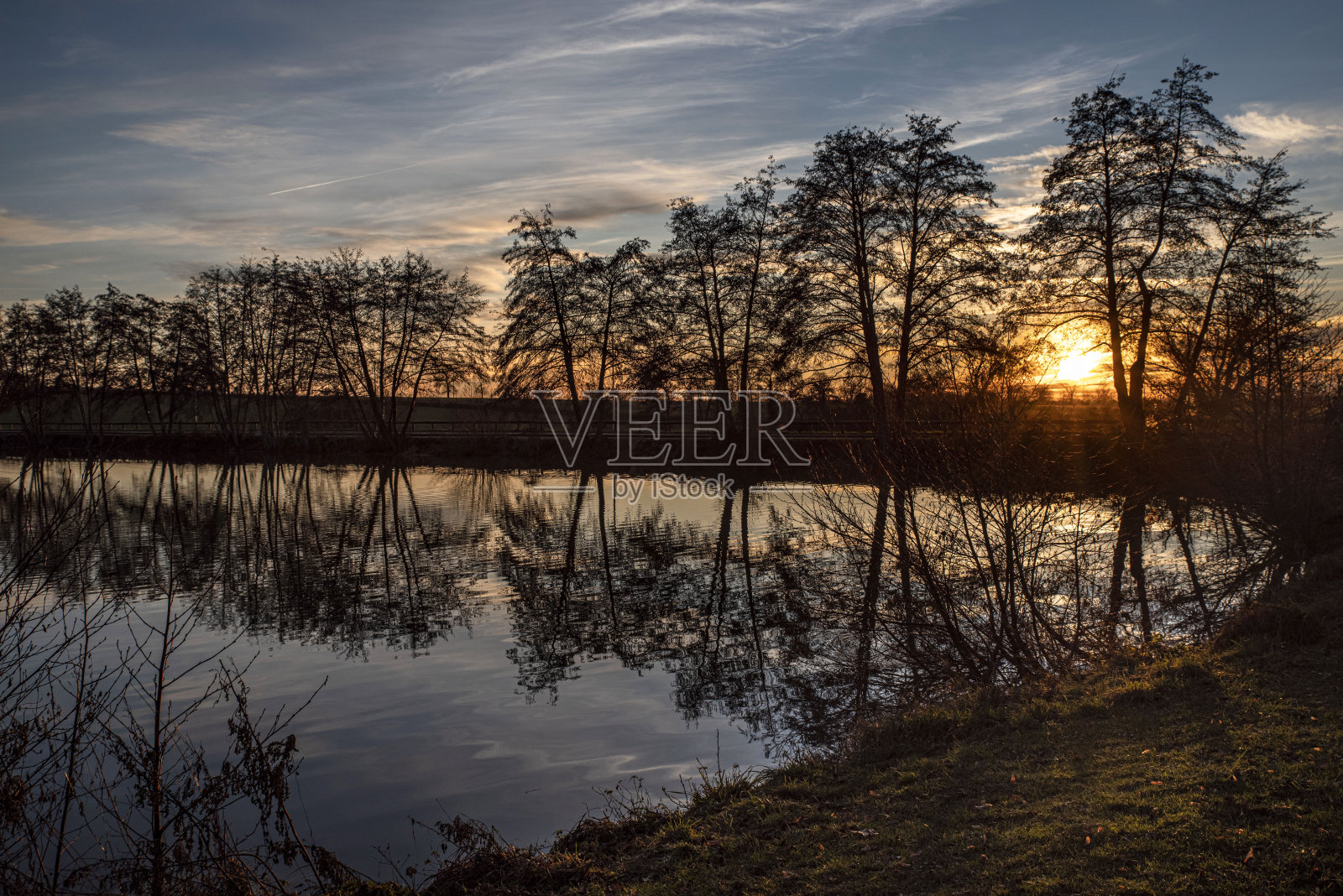 有树的湖上的日落照片摄影图片