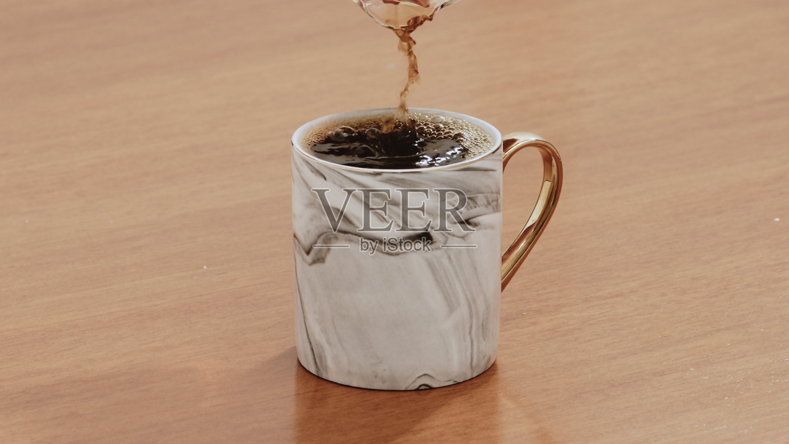 木桌上,用马克杯盛着特色黑咖啡照片摄影图片