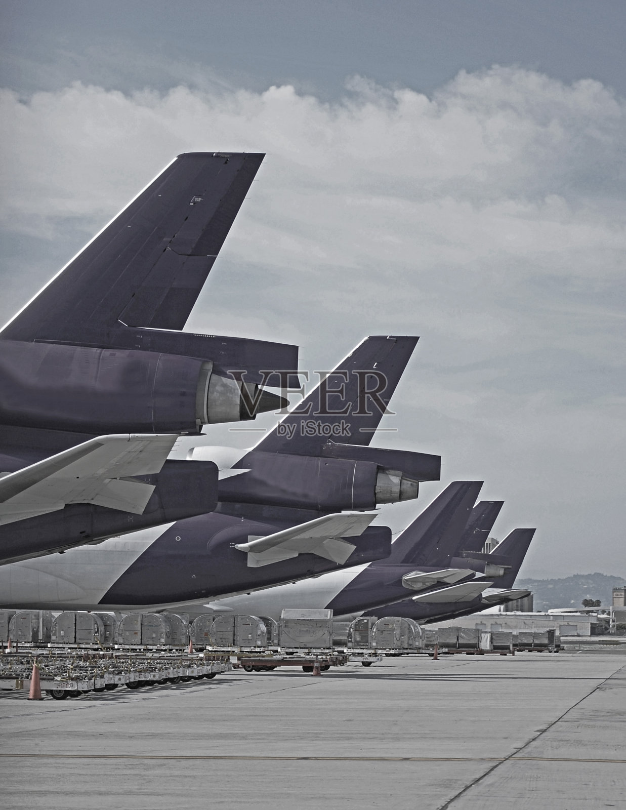 飞机尾翼是黑白的照片摄影图片