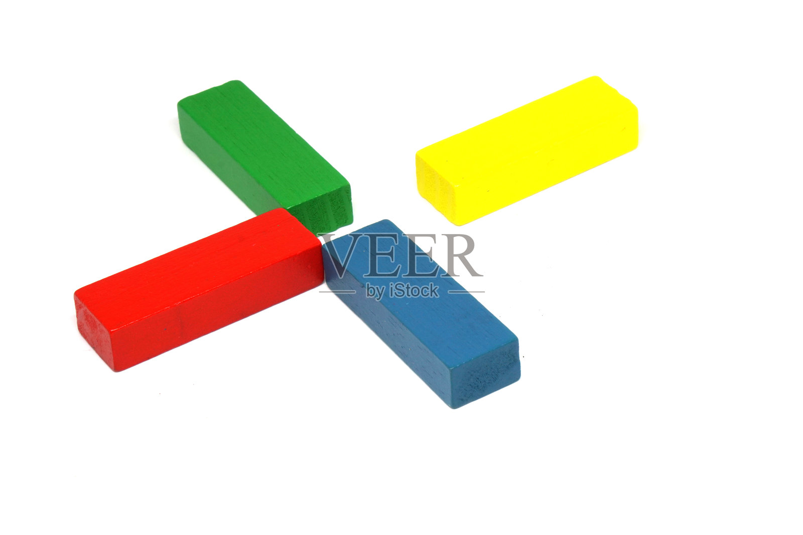 木制儿童玩具或拼图木为发展儿童的技能安排孤立在白色背景-红,黄,绿,蓝照片摄影图片