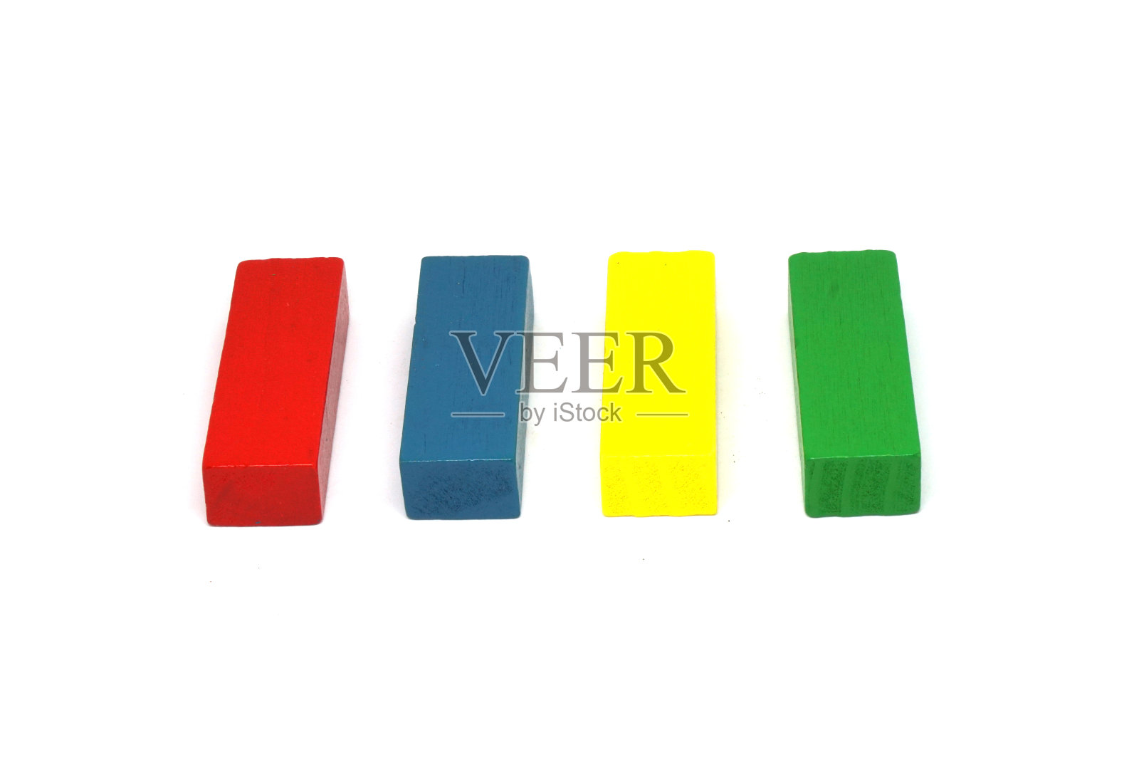 木制儿童玩具或拼图木为发展儿童的技能安排孤立在白色背景-红,黄,绿,蓝照片摄影图片