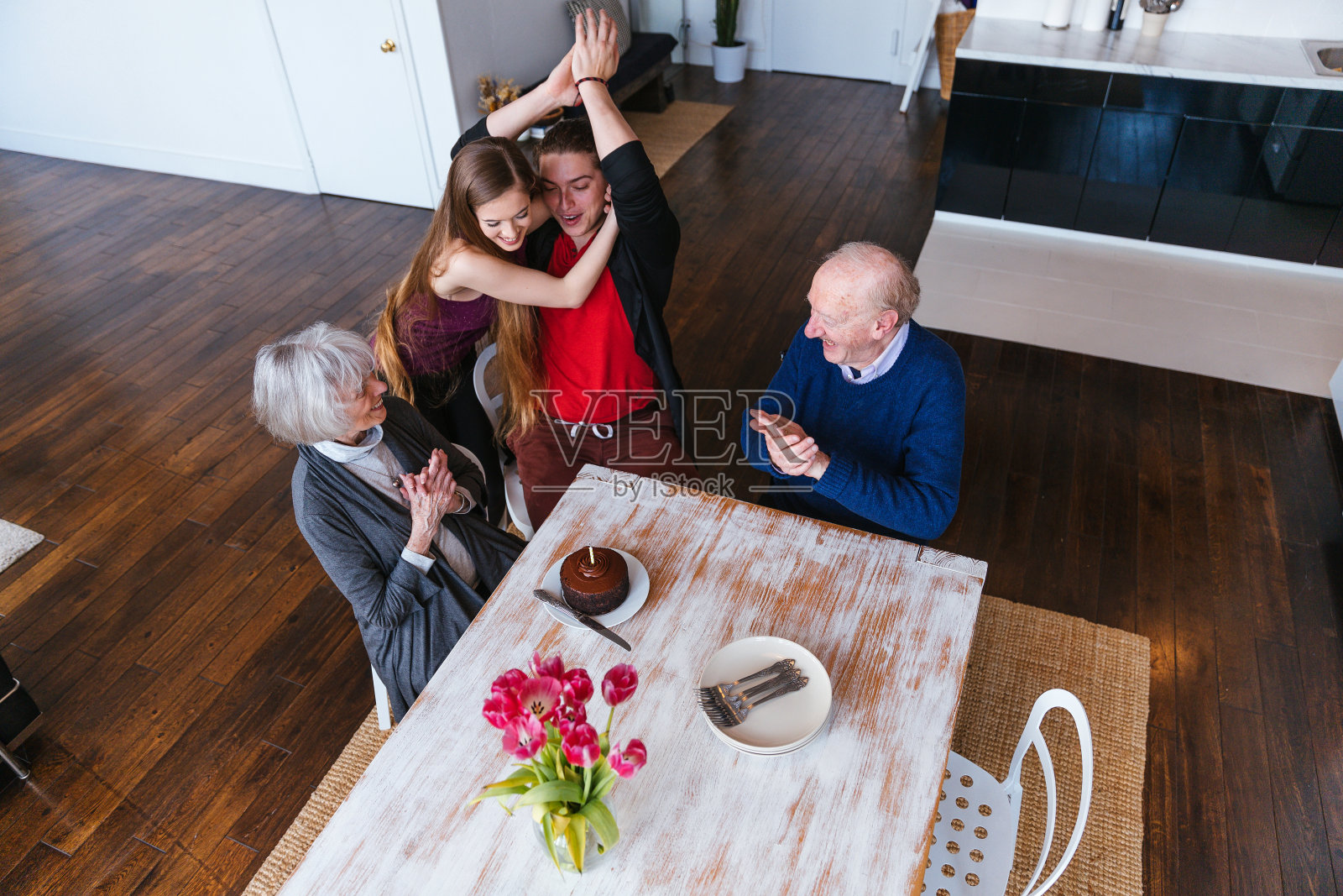 在家里为奶奶庆祝生日照片摄影图片