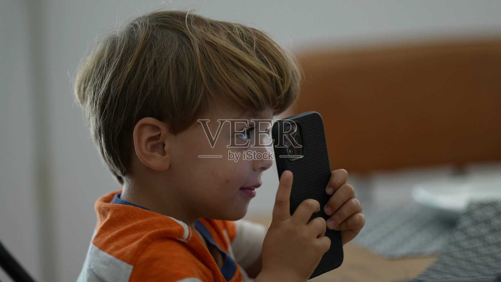 孩子拿着智能手机拍照照片摄影图片