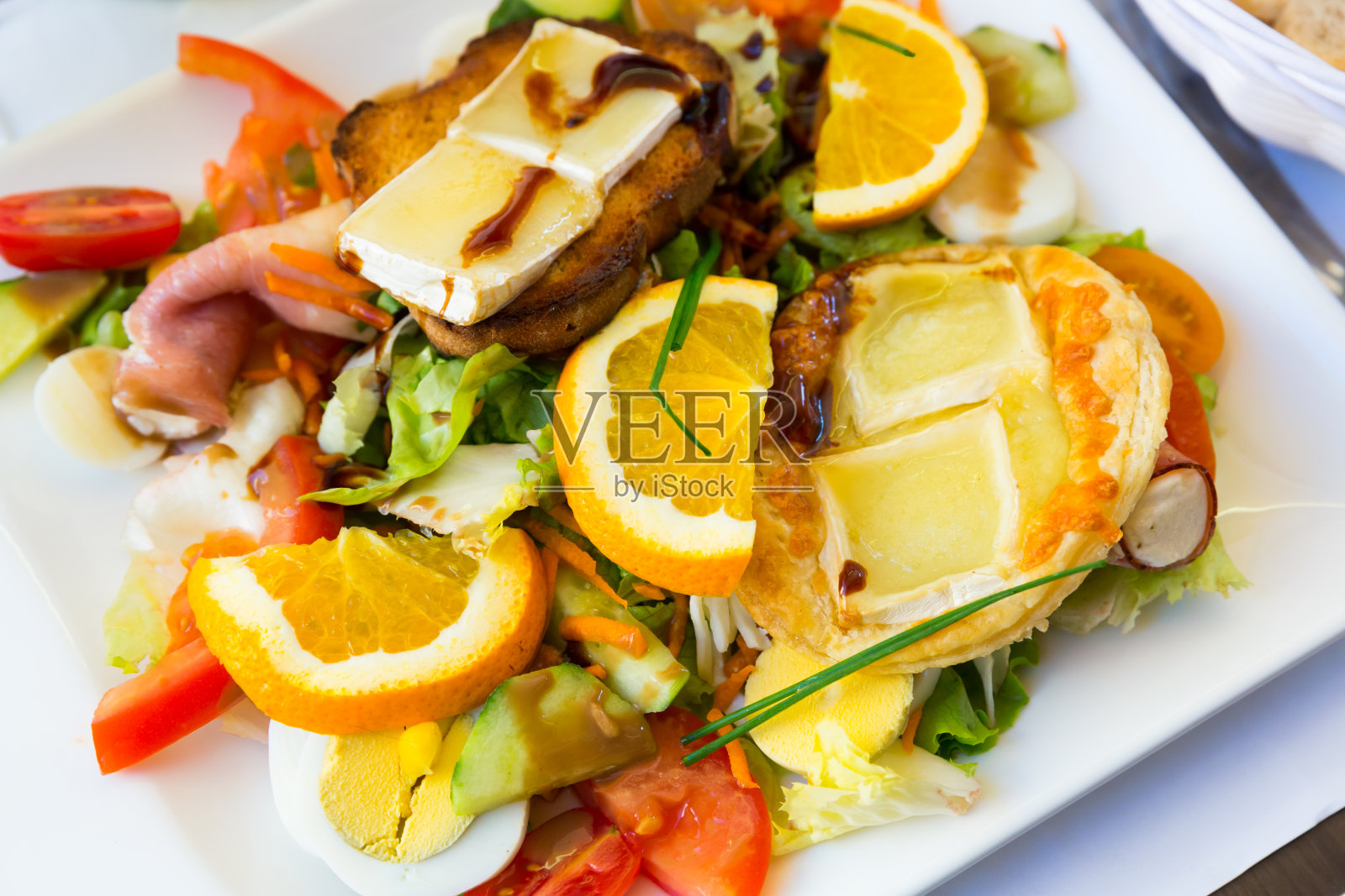 色拉配山羊奶酪,绿色蔬菜照片摄影图片