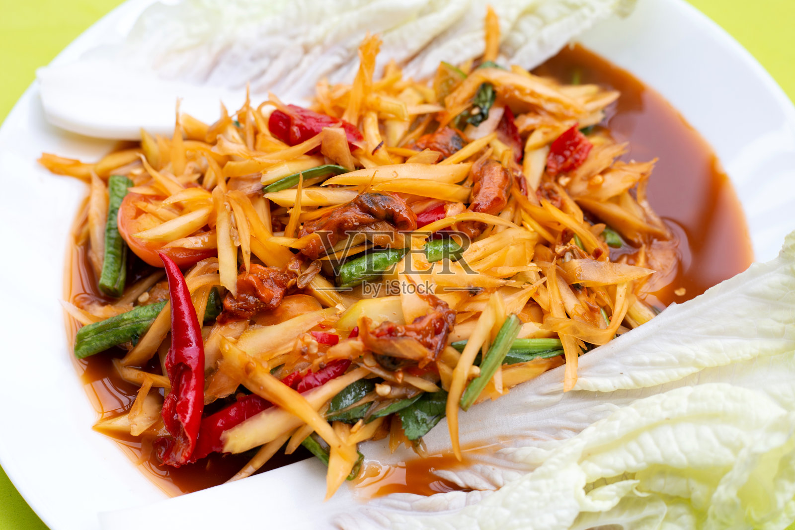 酸菜壳辣木瓜沙拉照片摄影图片