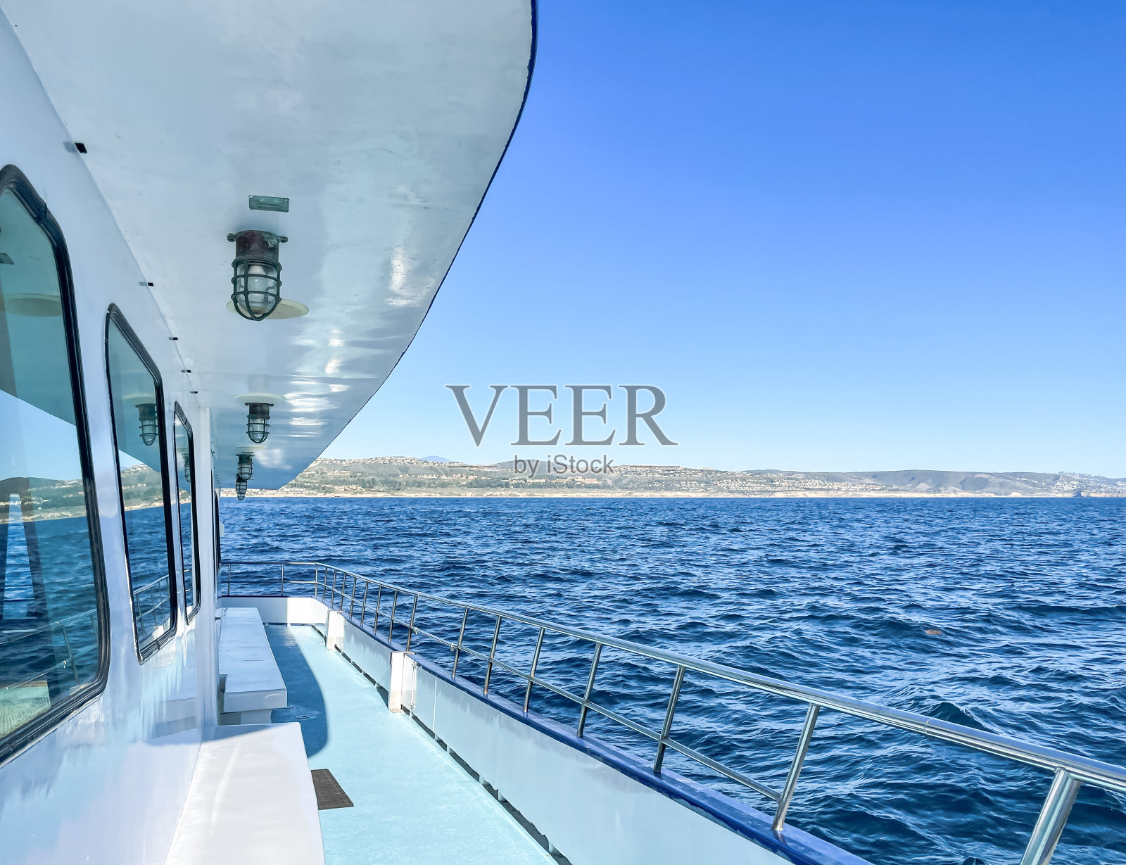 一艘游船在太平洋上航行照片摄影图片