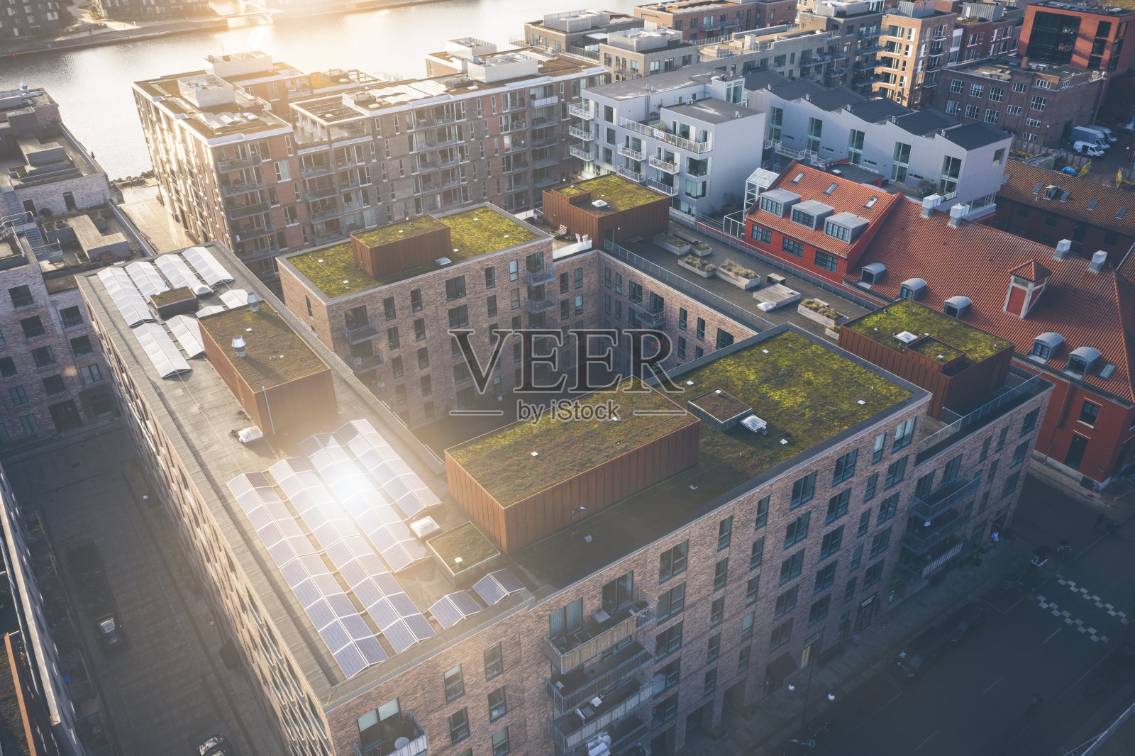 屋顶上安装太阳能电池板的智能城市照片摄影图片