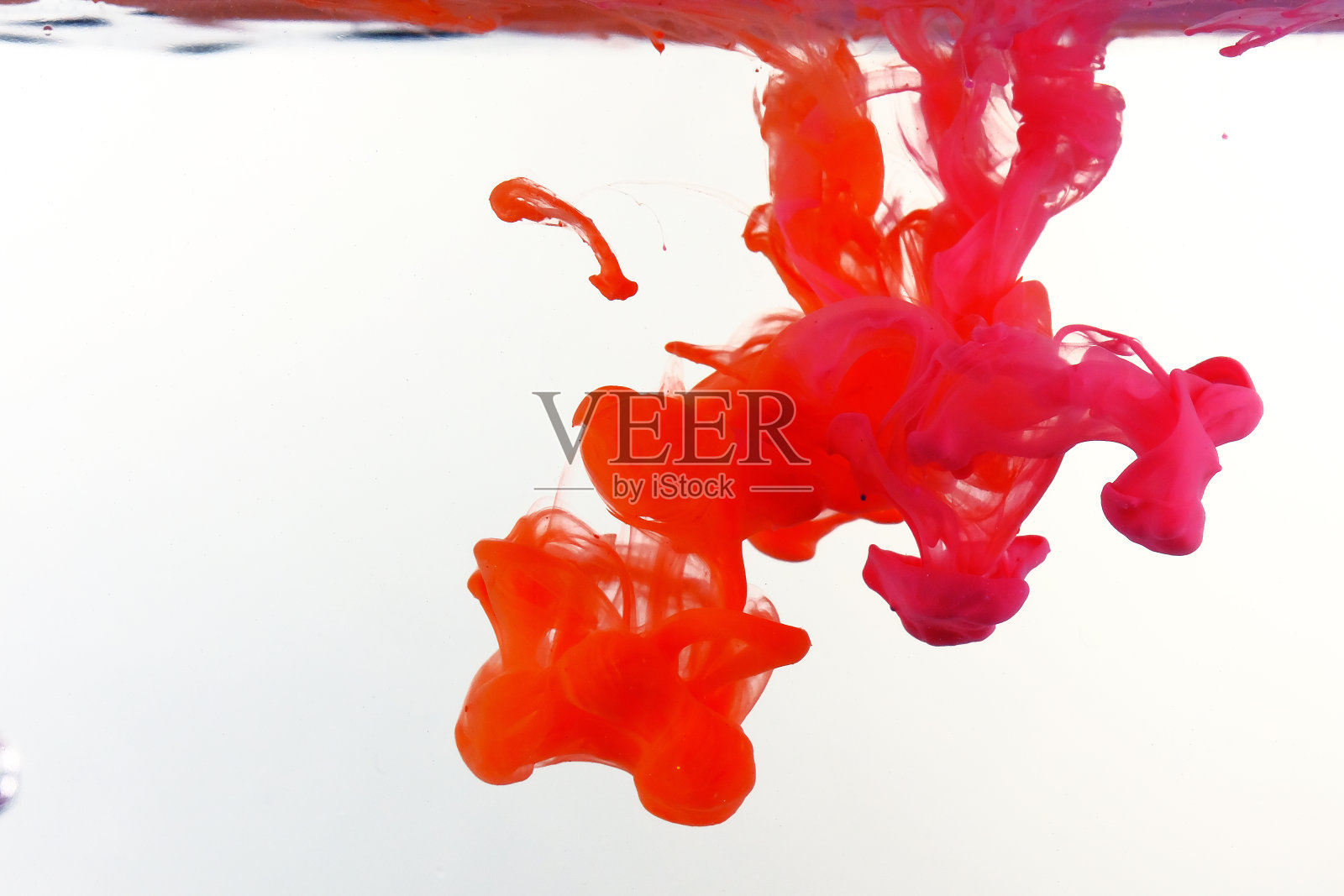 油漆落入水中的照片照片摄影图片