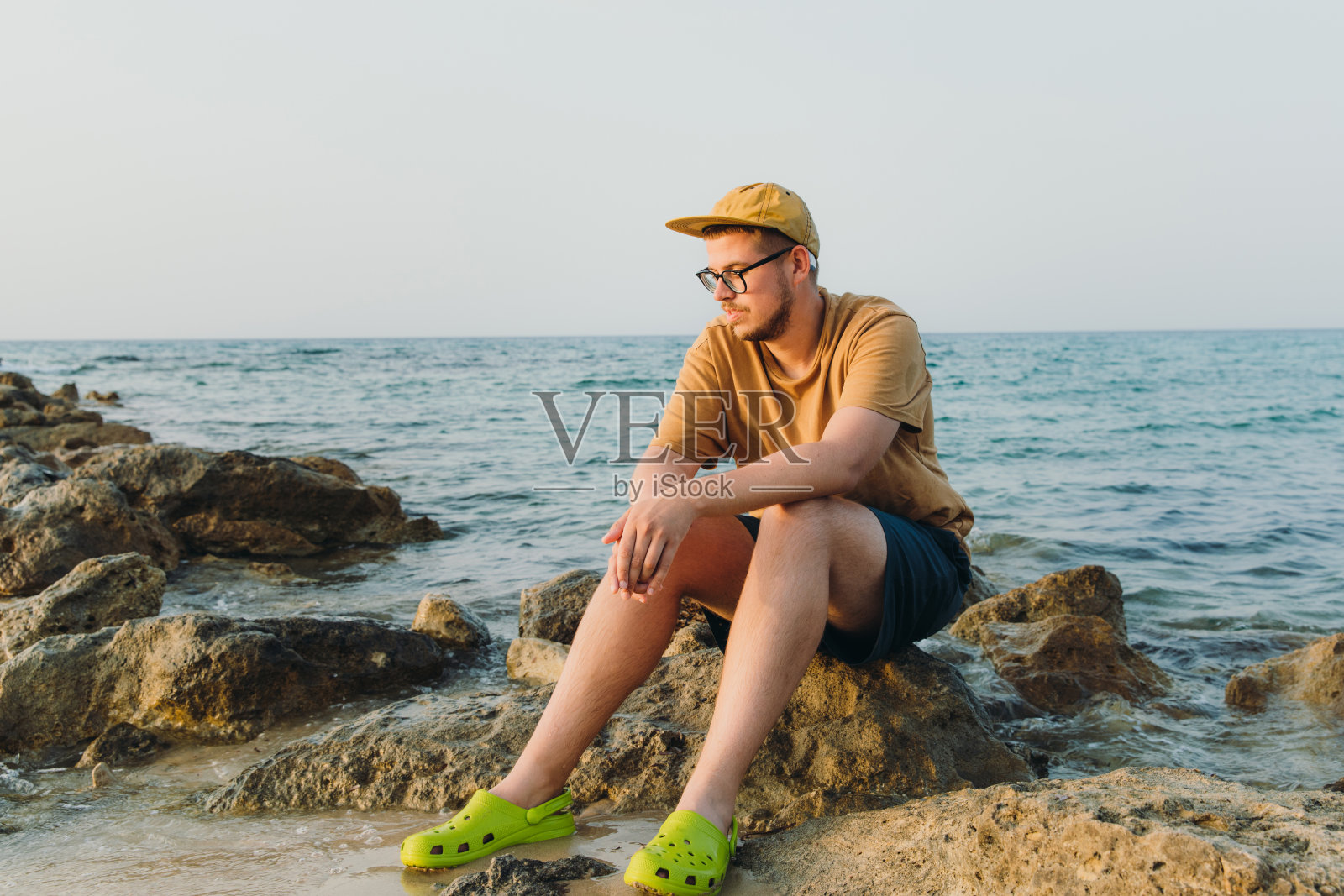 男游客带着狗在希腊过着最好的生活照片摄影图片