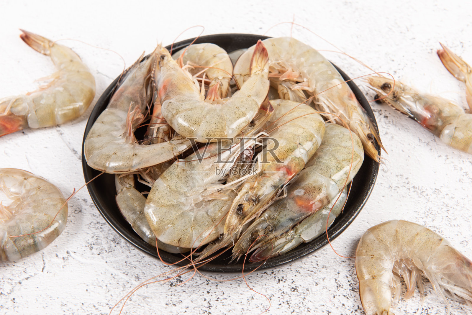 白桌子上盘子里的白虾照片摄影图片