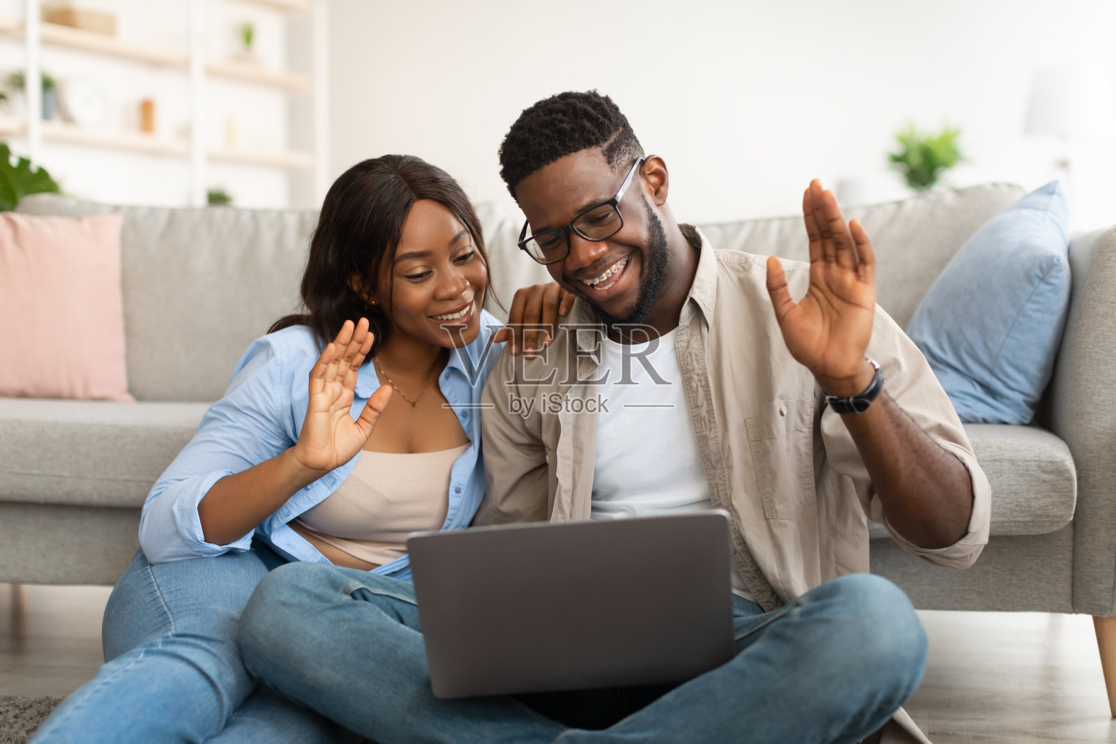 黑人夫妇用笔记本电脑视频通话,挥手照片摄影图片