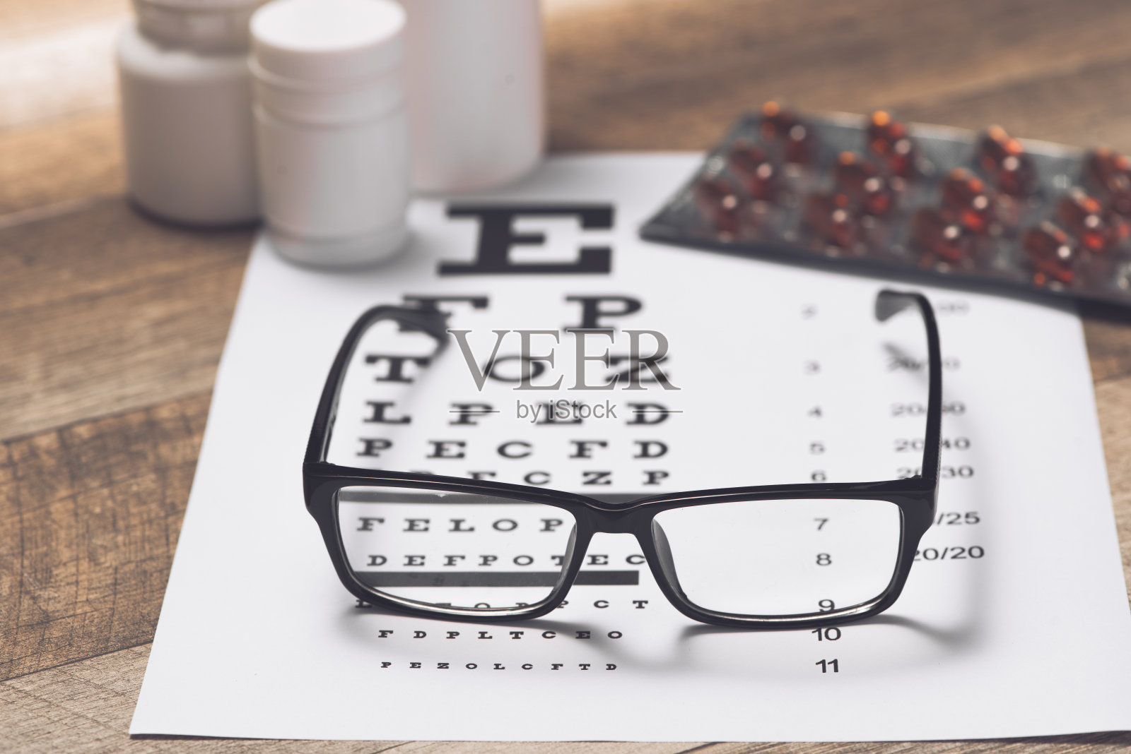 健康的眼睛。视力表和药物照片摄影图片