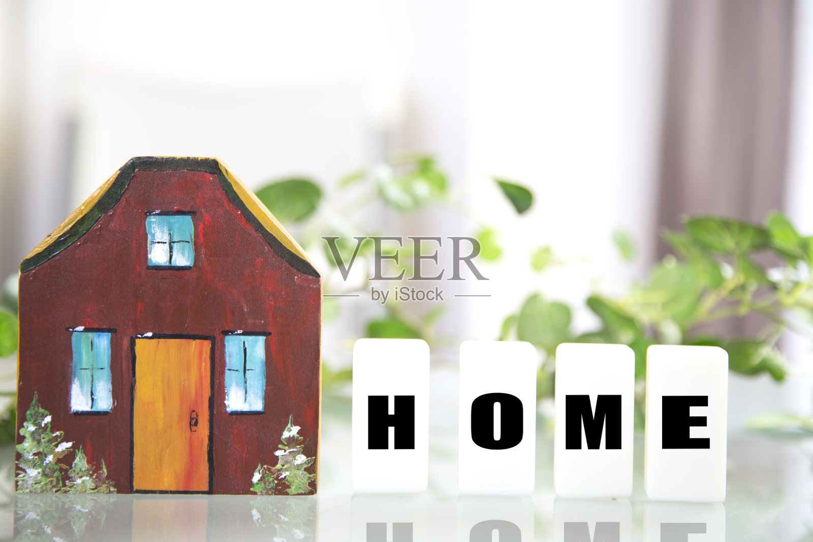 新屋建筑。货币在写有HOME的方块后面。照片摄影图片