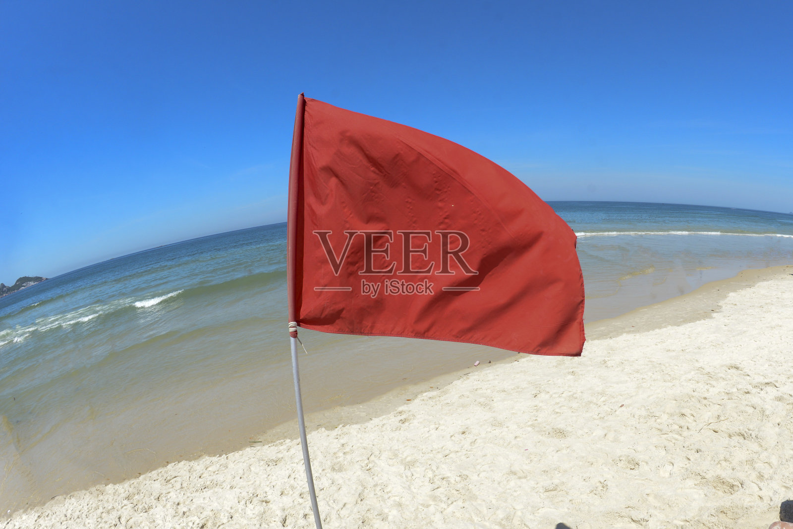 泳滩上有红旗标示游泳危险区域照片摄影图片