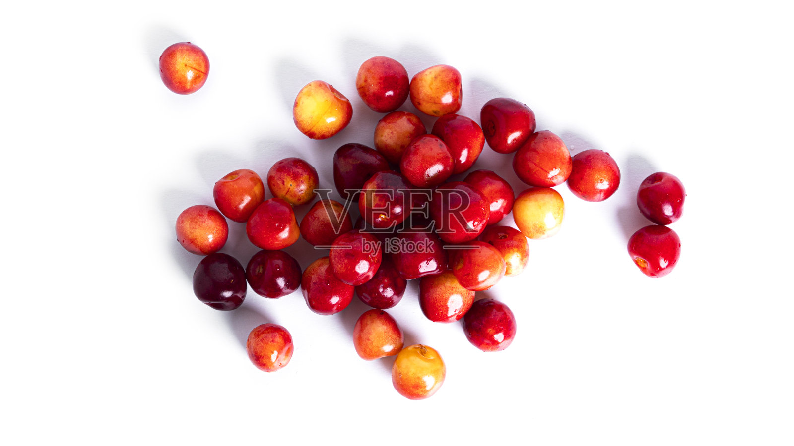 樱桃孤立在白色背景上。白色背景上的甜樱桃。红色浆果是孤立的。黄色樱桃照片摄影图片