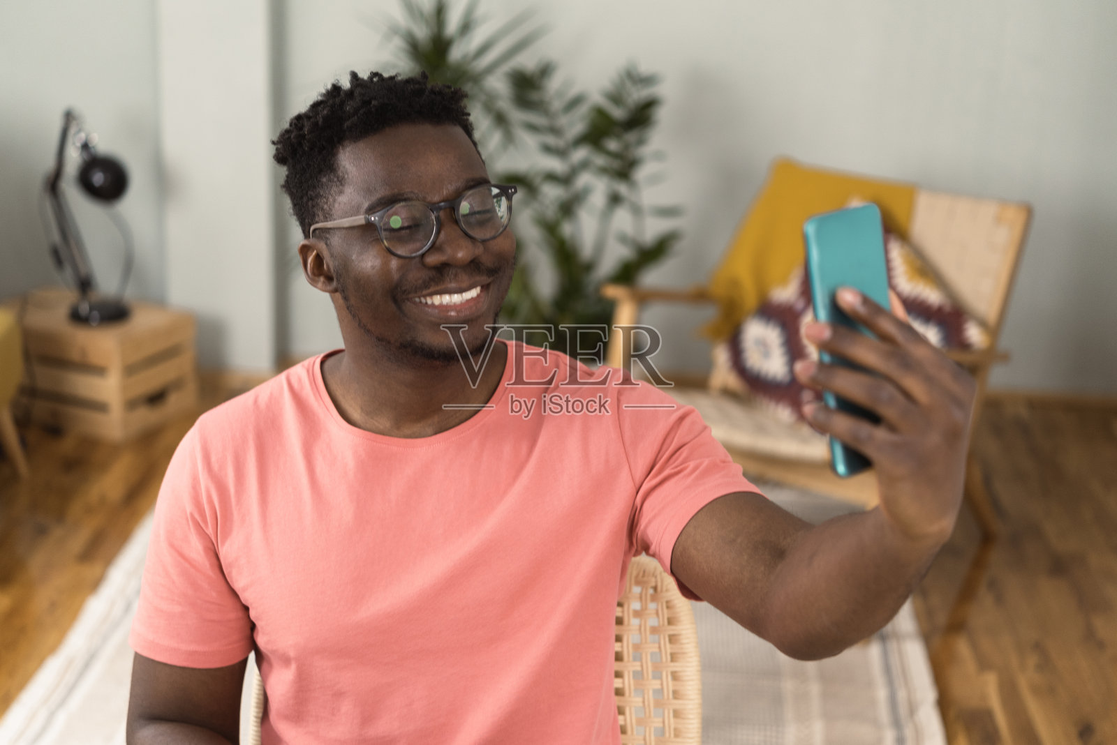 年轻的非洲裔男子在网上和某人约会照片摄影图片