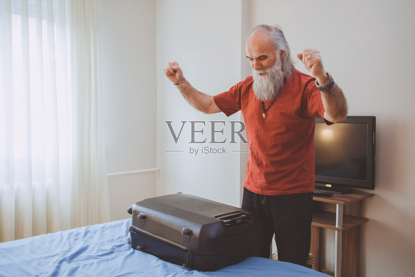 中年男人收拾行李准备旅行照片摄影图片