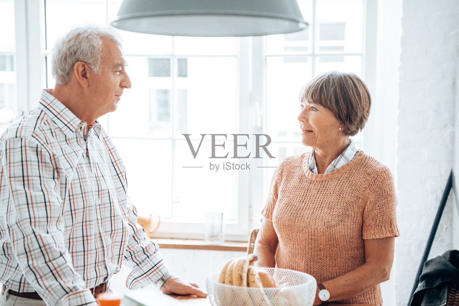 老年人在家讨论照片摄影图片