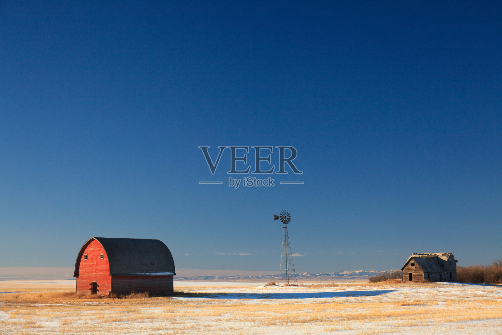 有谷仓和风车的草原老宅照片摄影图片