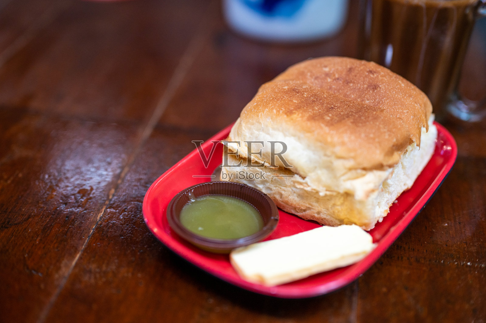 小面包配上椰子蛋酱,再配上一薄片冷黄油。照片摄影图片