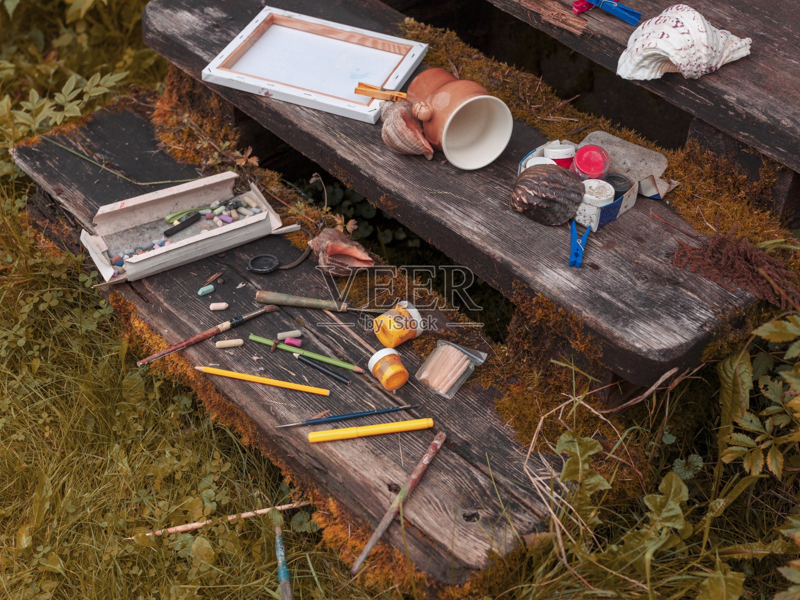 油漆工的东西被扔得乱七八糟照片摄影图片