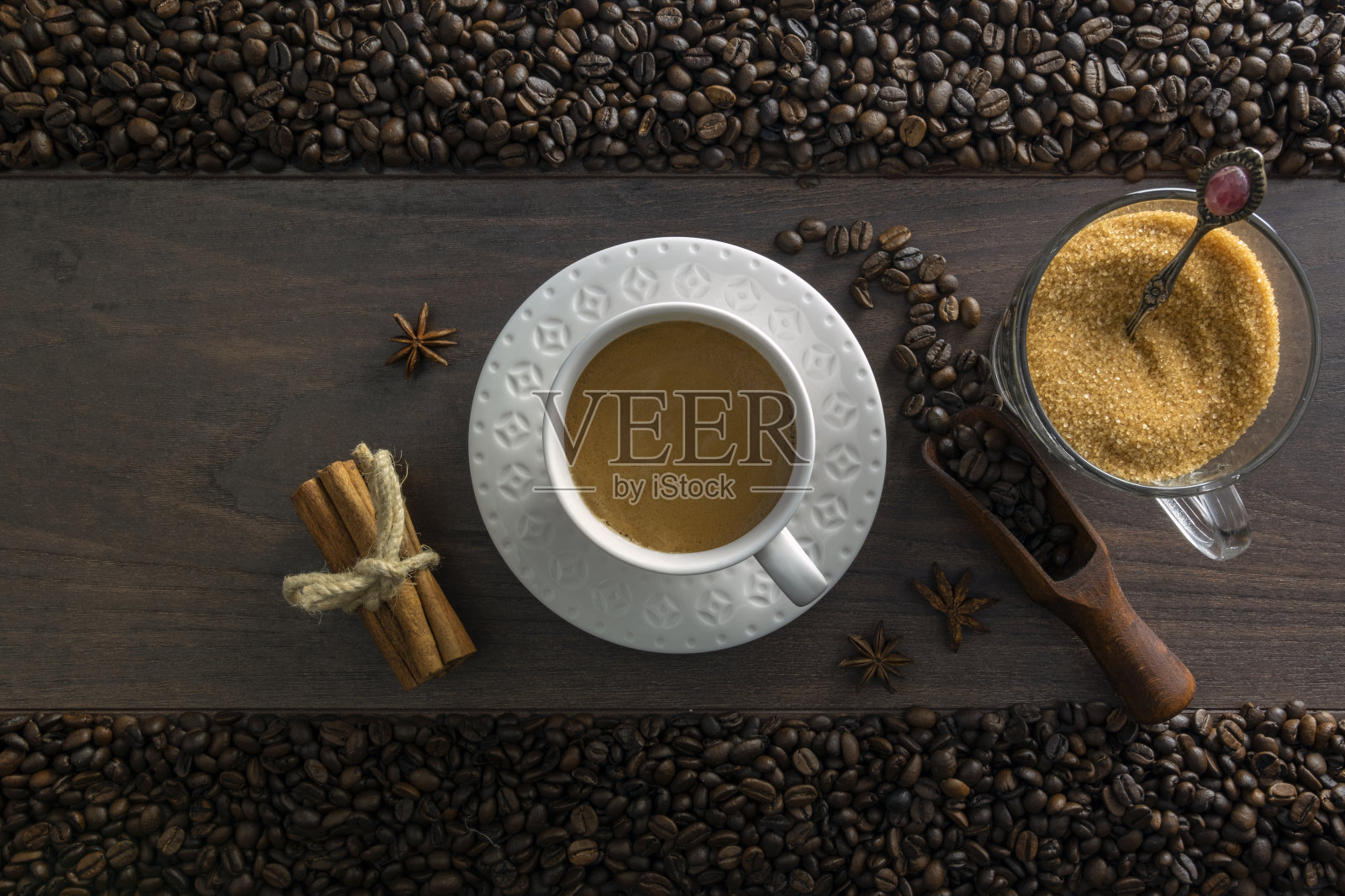 乡村的平地上放着浓咖啡照片摄影图片