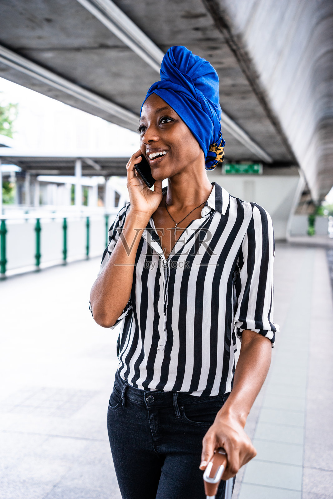 美丽的女商人在机场出发去工作旅行照片摄影图片