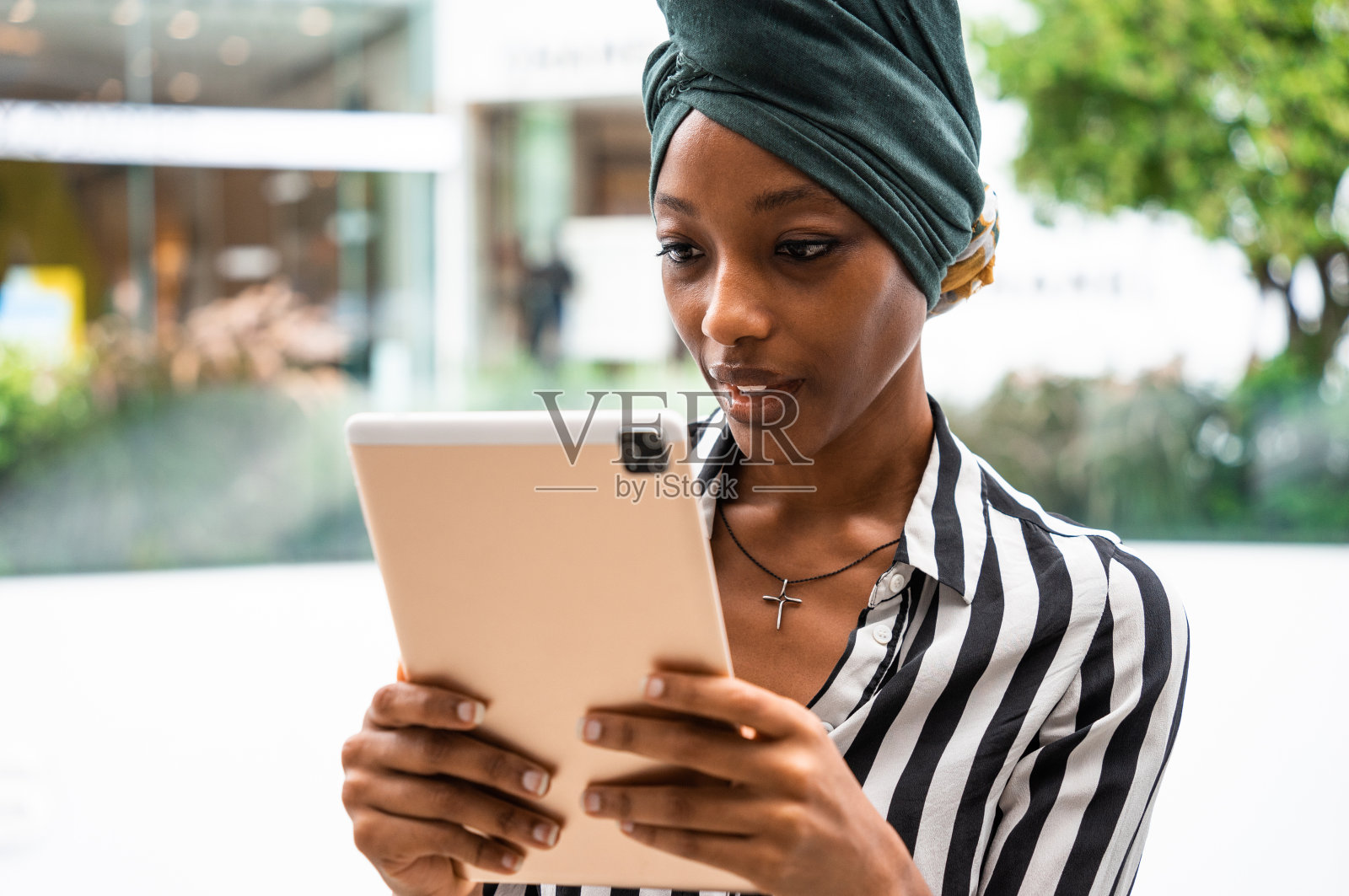 美丽的女商人在机场出发去工作旅行照片摄影图片