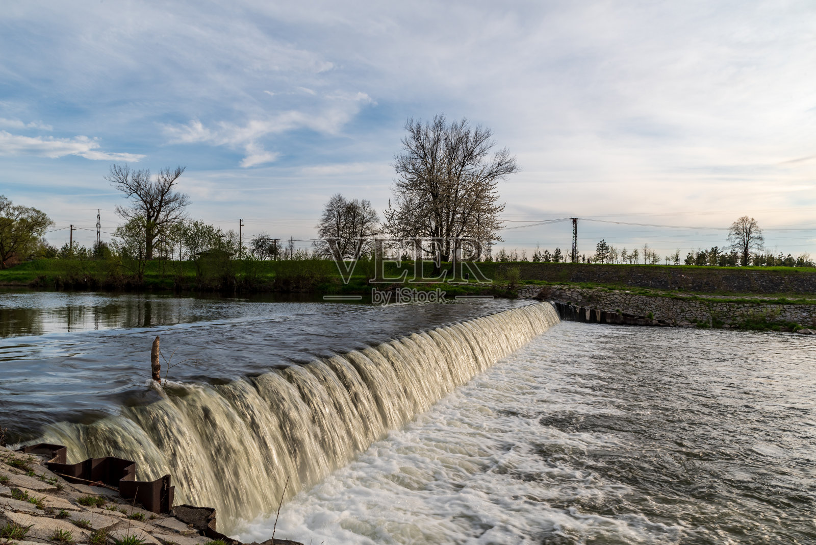 河有堰,树有底色,蓝天有云照片摄影图片