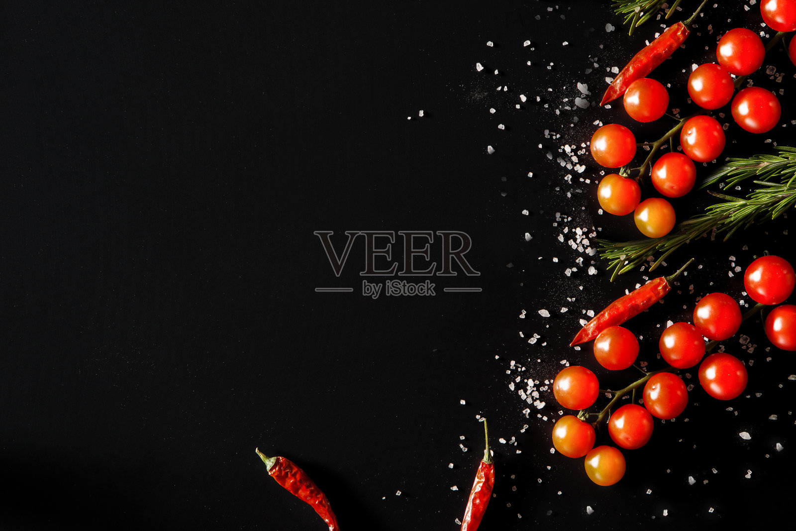 还有番茄,辣椒和迷迭香照片摄影图片