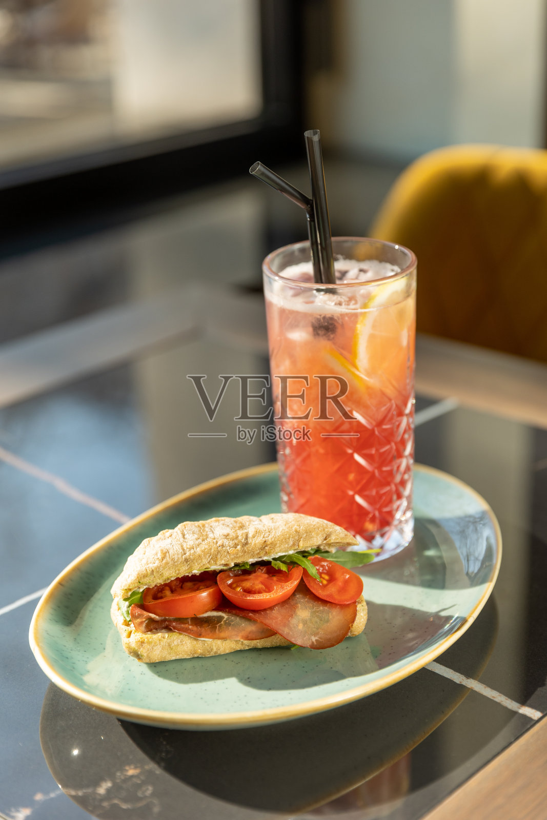 早餐,三明治配橙汁照片摄影图片