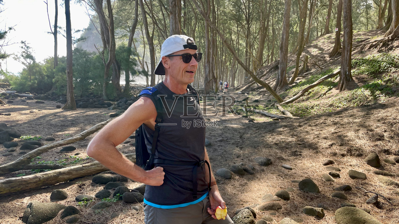 老人徒步旅行夏威夷波洛鲁山谷照片摄影图片