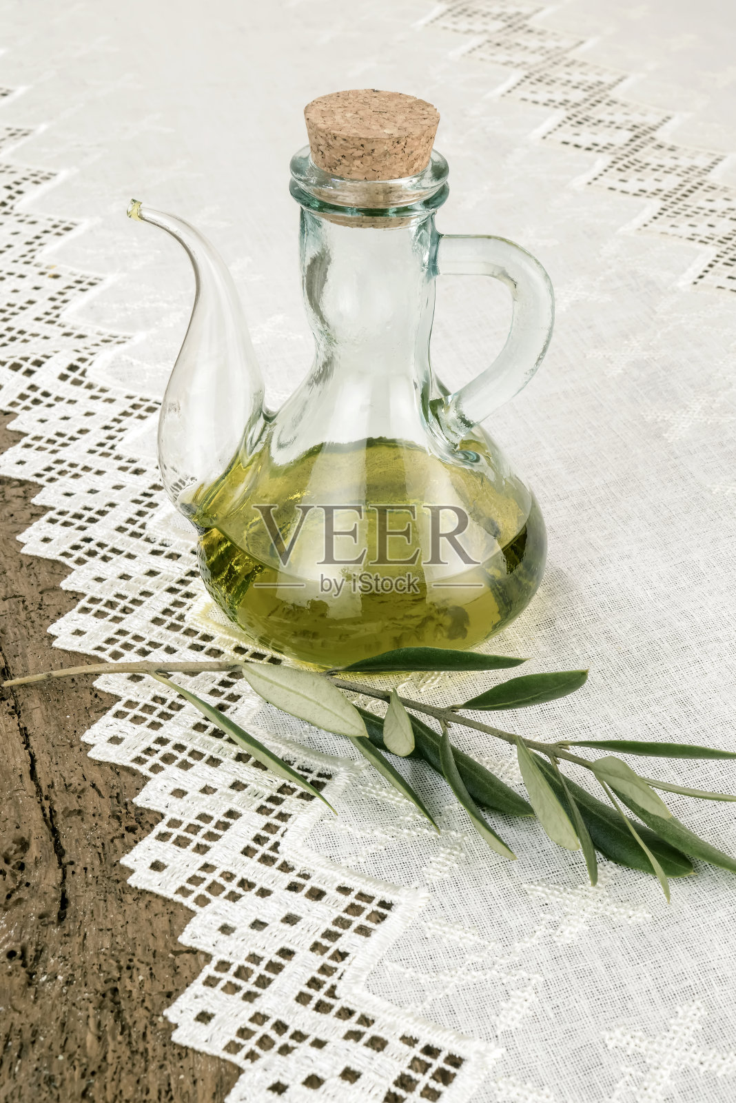 特级初榨橄榄油,装在一个朴素的玻璃罐里。照片摄影图片
